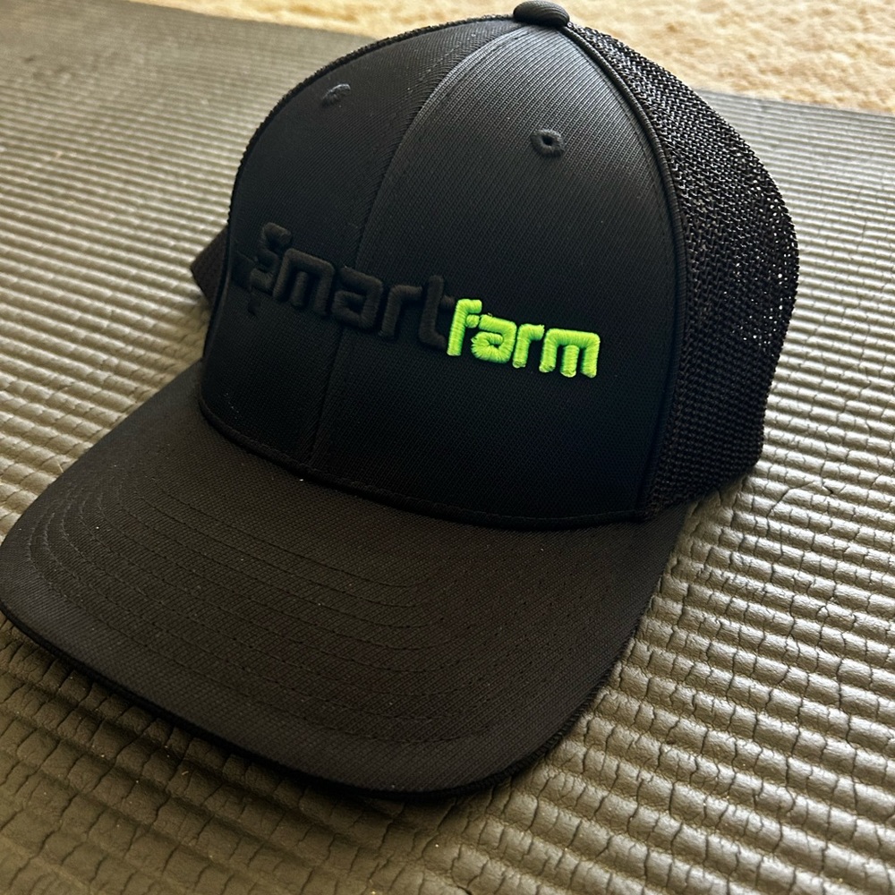 Smart farm black hat NWOT